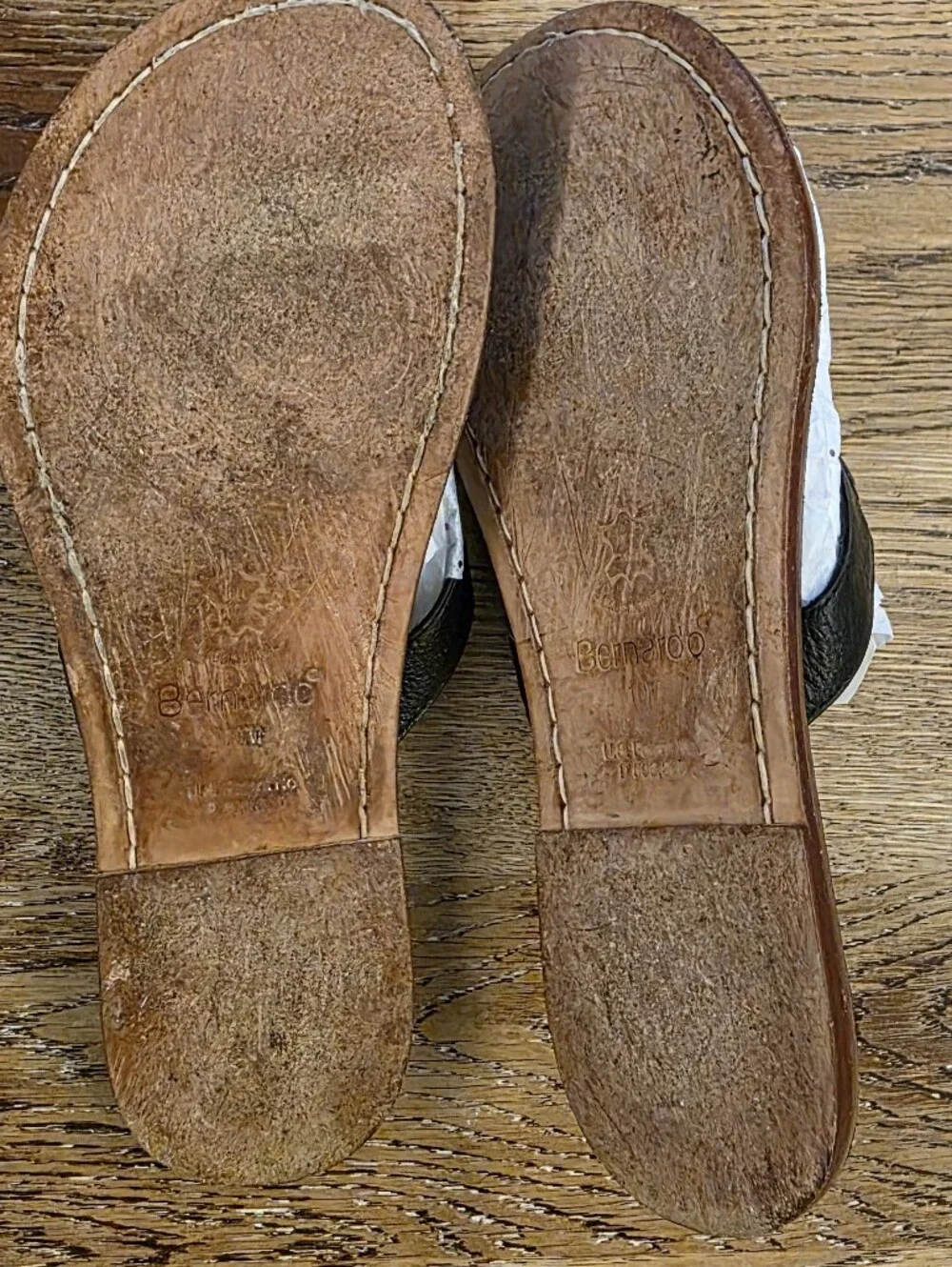 BERNARDO MIAMI BLACK LEATHER LOOP THONG SANDALS SIZE 10 M SUMMER BEACH FLATS - Picture 3 of 8